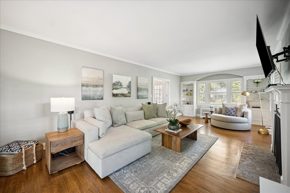 305 Poplar Street Winnetka, IL 60093 - Photo 10 of 26 a living room with furniture and a flat screen tv
