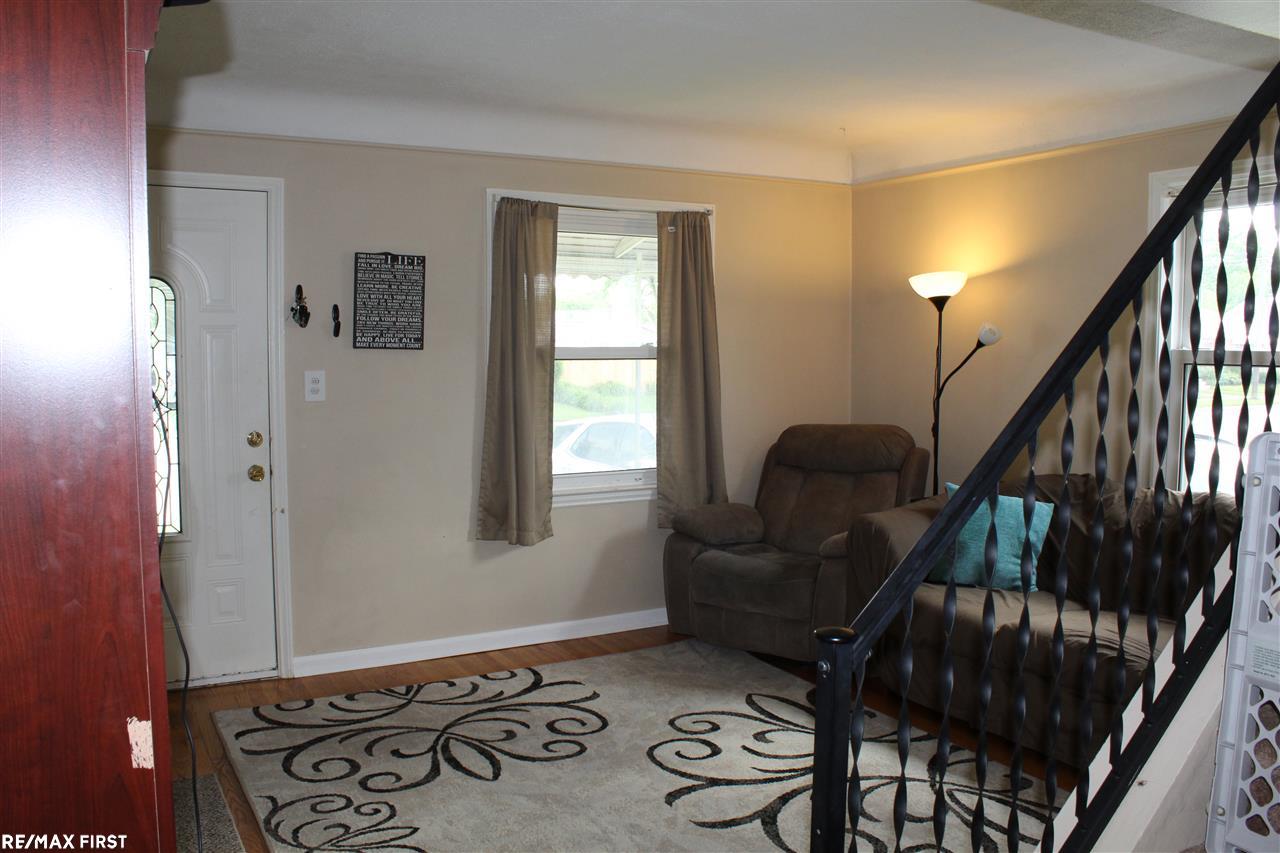8313 Stephens Road Center Line, MI 48015 - Photo 8 of 38 31384272-7.JPG