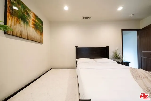 $11,450 | 4555 Mariota Avenue, Toluca Lake, CA 91602