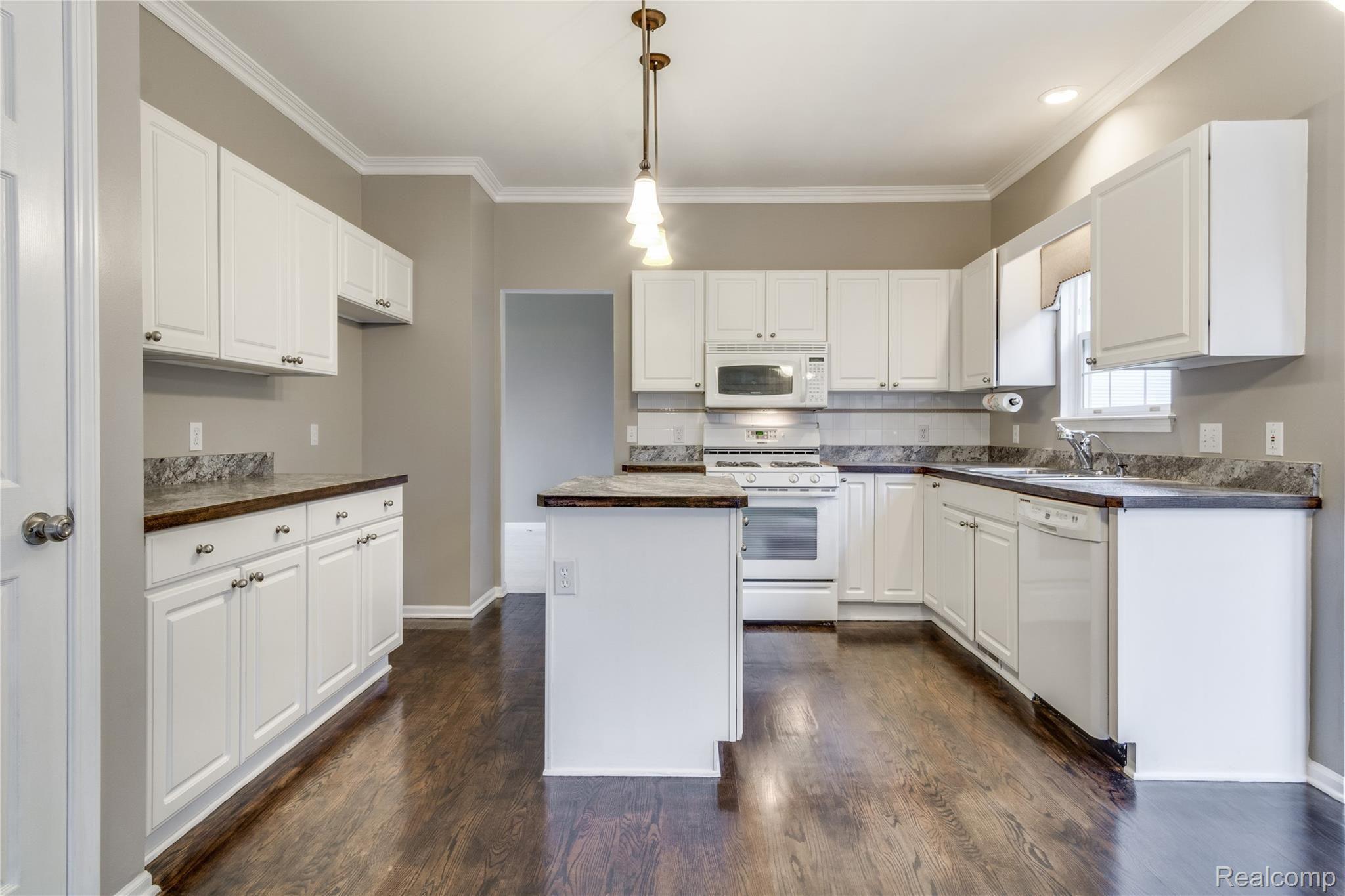 16304 Quail Ridge Court Fenton, MI 48430 - Photo 6 of 30 Interiors (10 of 43).jpg