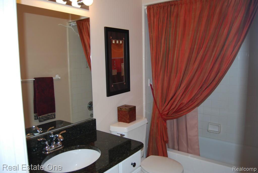 5765 Kirkridge Trail Rochester, MI 48306 - Photo 18 of 23 Princess Bathroom