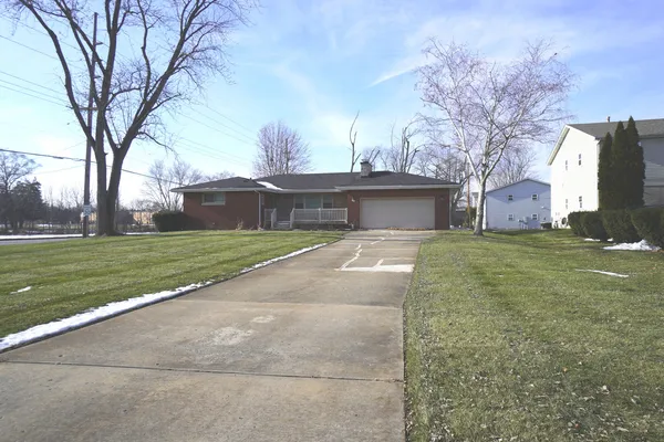 a view of a house with a yard