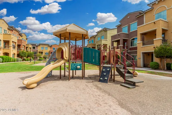 a view of a fountain in front of a building