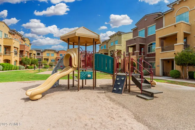 a view of a fountain in front of a building