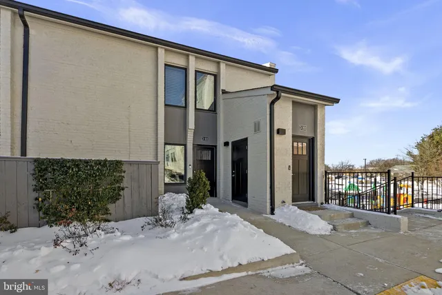 $350,000 | 19520 Village Walk Drive, Unit 3101, Montgomery Village, MD 20886