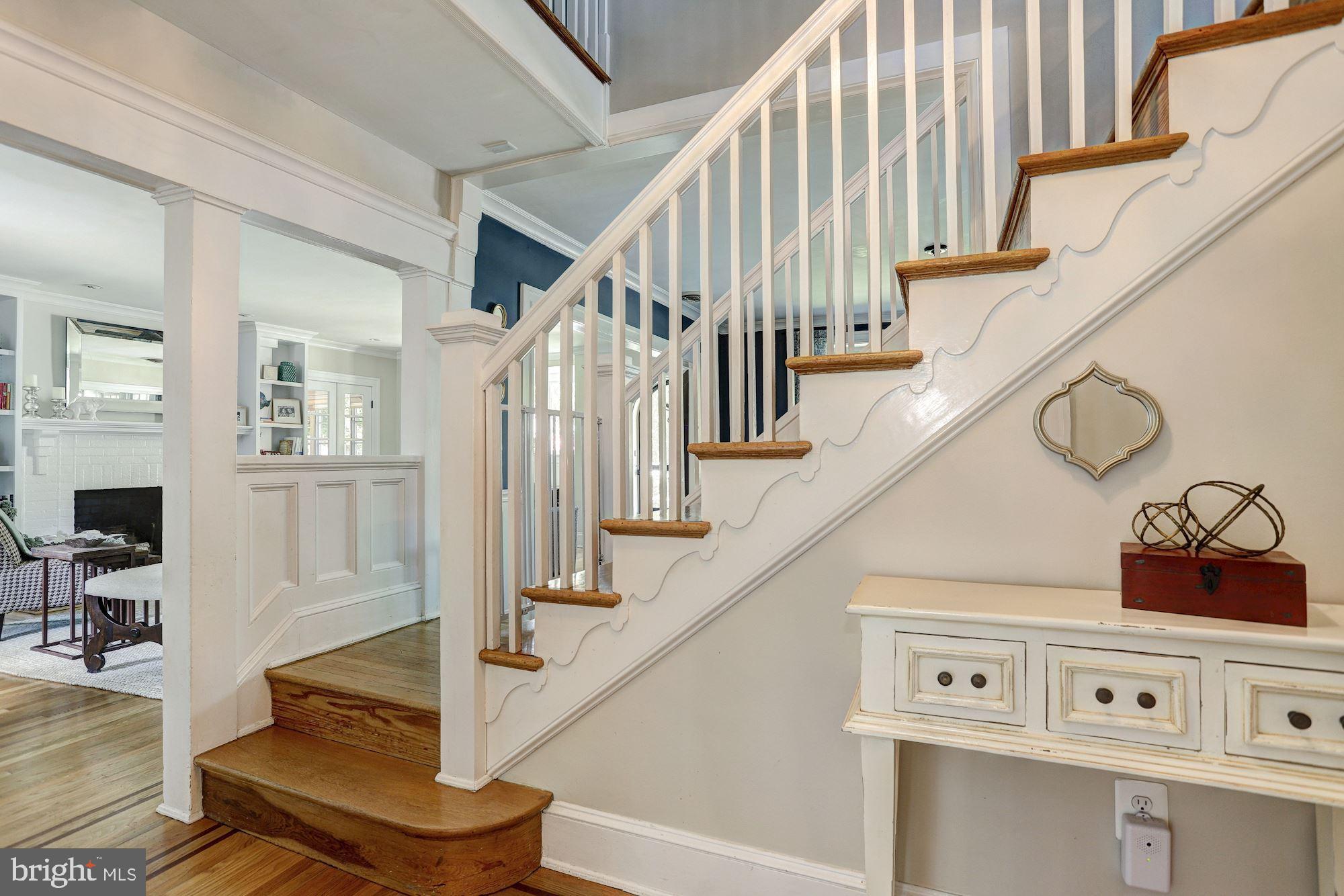 601 Kingston Road Baltimore, MD 21212 - Photo 14 of 56 Double-sided staircase. Enter from hallway or DR.