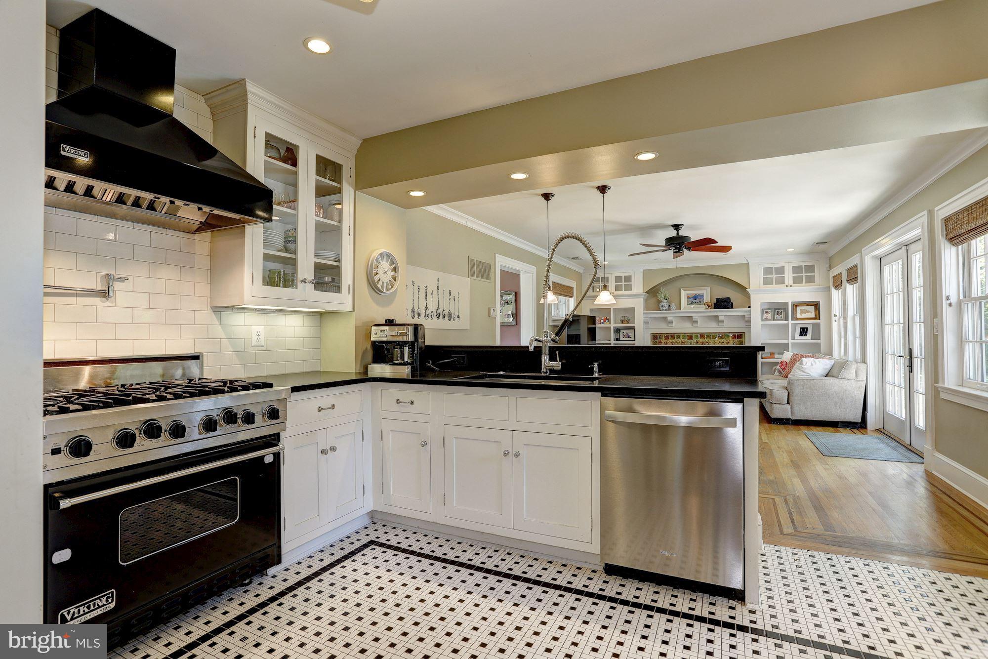 601 Kingston Road Baltimore, MD 21212 - Photo 15 of 56 Chef's kitchen with commercial range.