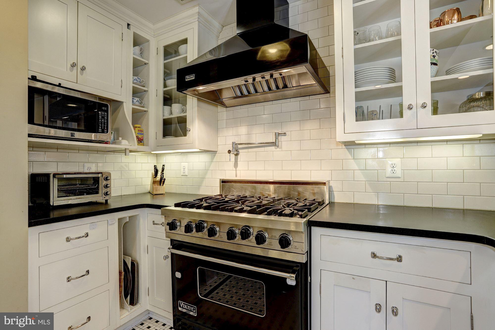 601 Kingston Road Baltimore, MD 21212 - Photo 19 of 56 Granite counters. Range hood