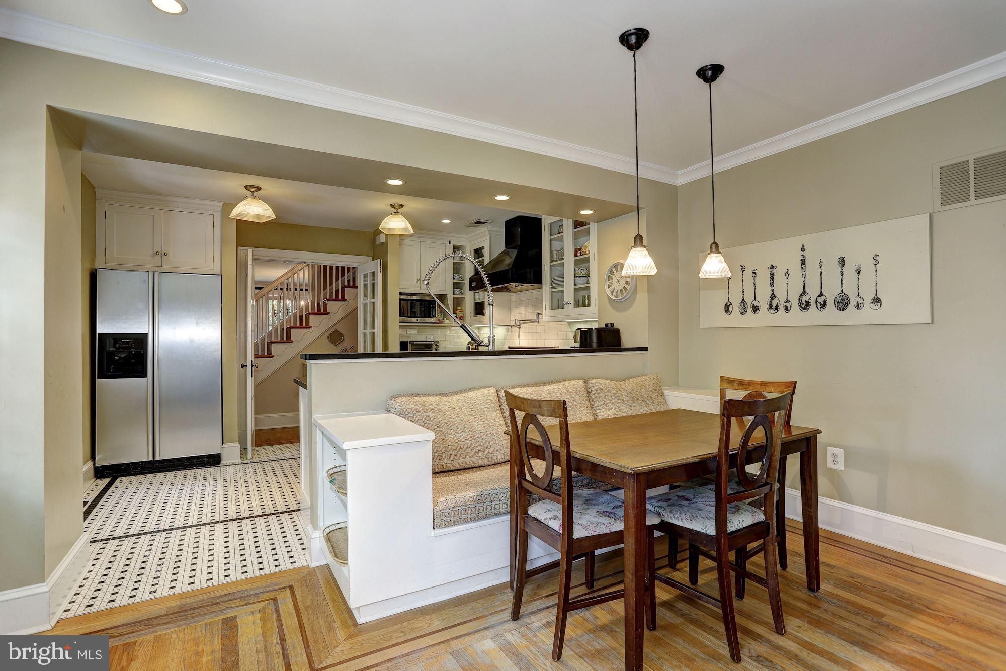 601 Kingston Road Baltimore, MD 21212 - Photo 21 of 56 Banquette for casual meals