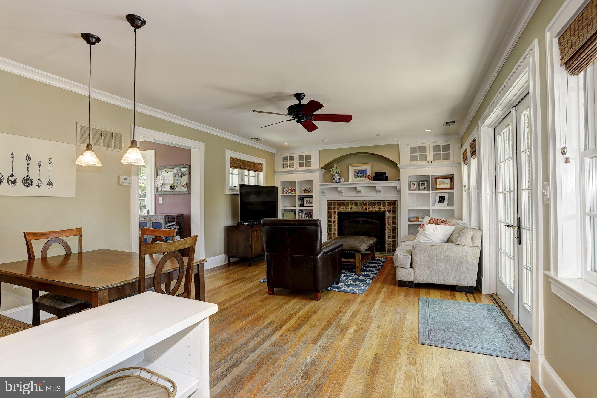 601 Kingston Road Baltimore, MD 21212 - Photo 22 of 56 Pendant lighting over banquette.