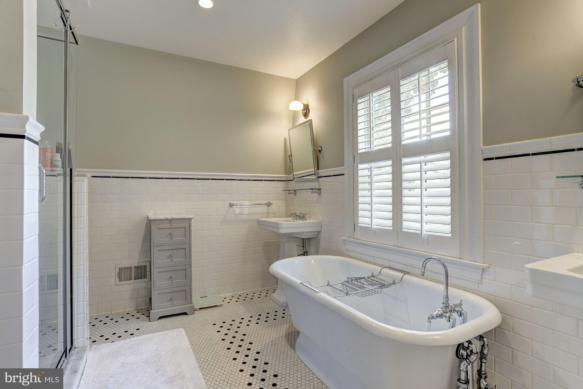601 Kingston Road Baltimore, MD 21212 - Photo 33 of 56 Master bath--soaking tub, shower, dual sinks.