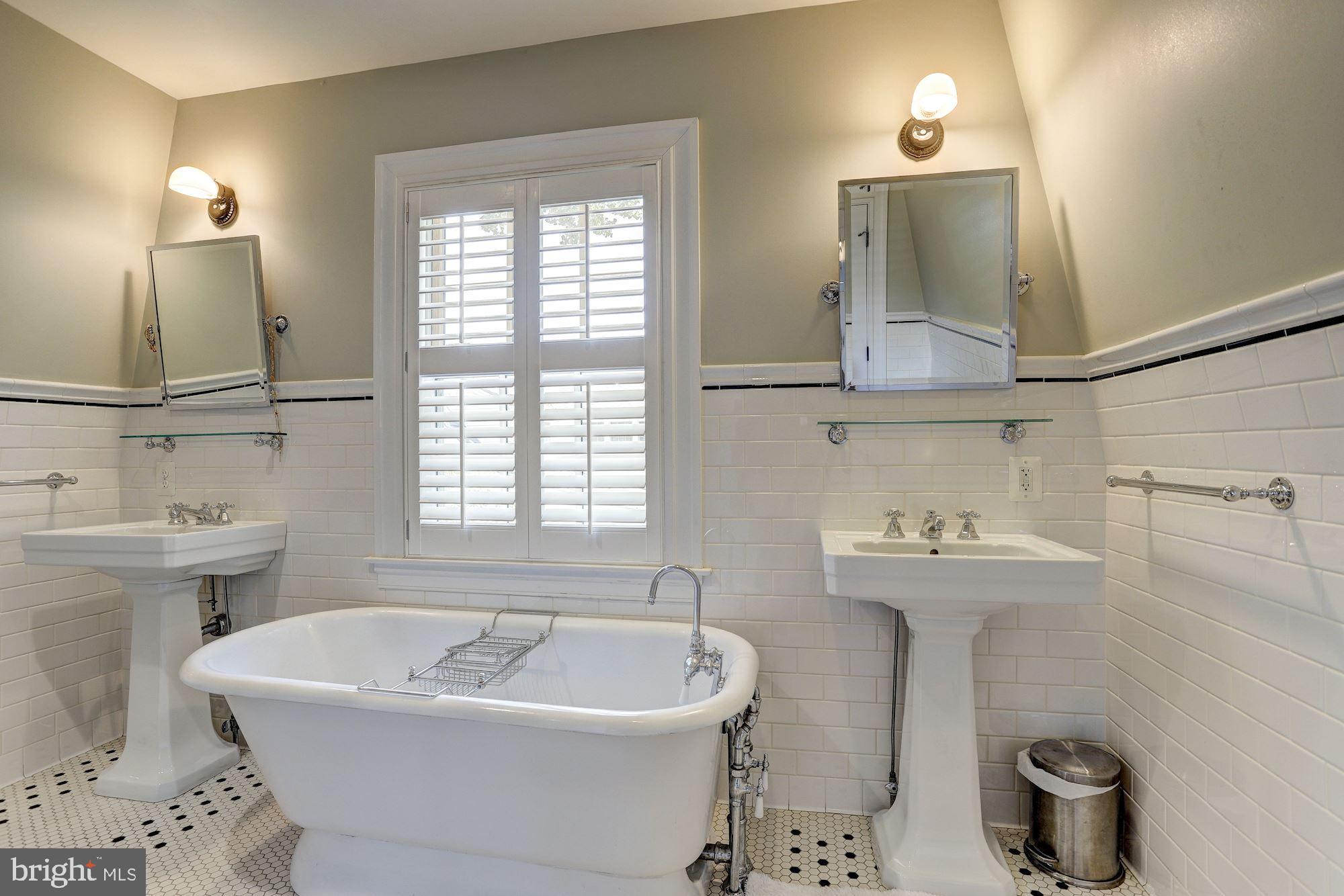 601 Kingston Road Baltimore, MD 21212 - Photo 35 of 56 Divine soaking tub.