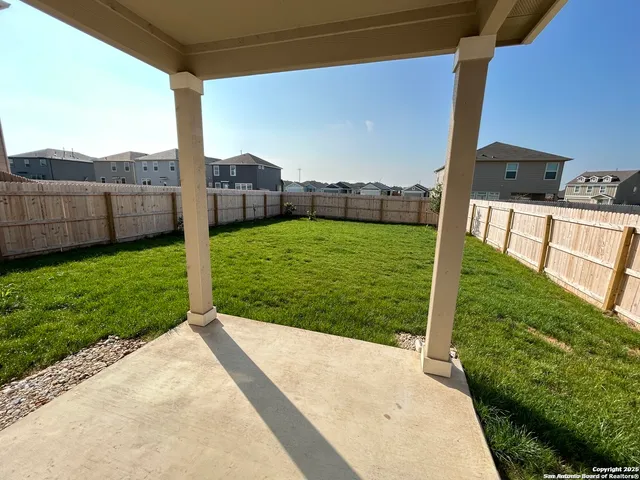a view of a back yard