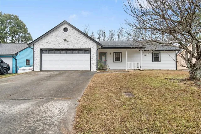 a view of a house with a yard