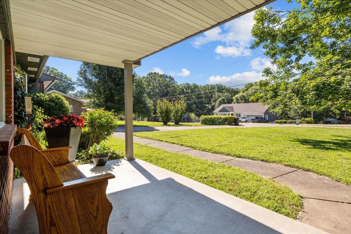 555 Lakeview Court Tennessee Ridge, TN 37178 - Photo 5 of 44