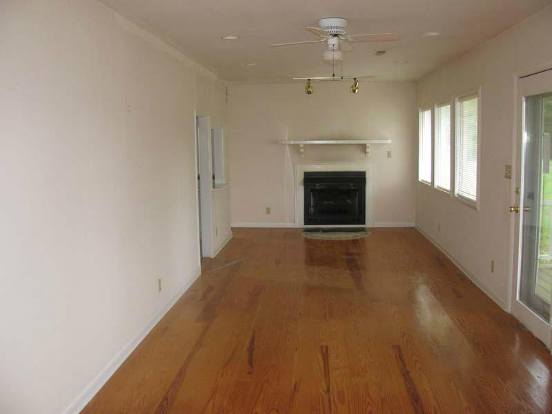 674 Oldfield Road Moneta, VA 24121 - Photo 5 of 6 LIVING ROOM