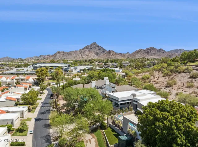 a view of a house with backyard