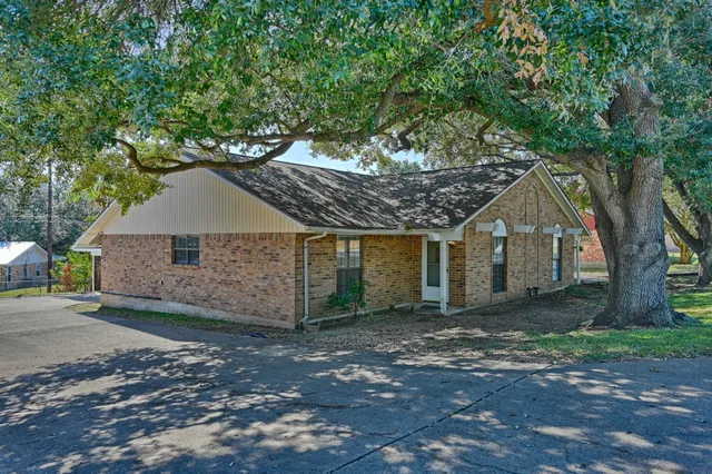 $1,550 | 600 East Stone Street, Unit B, Brenham, TX 77833