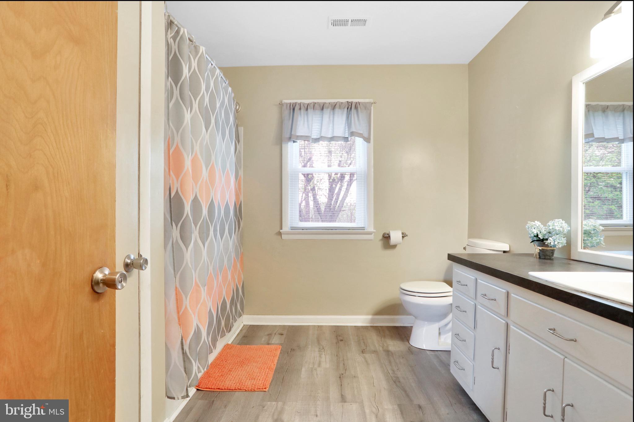 18518 Indian Cottage Road Hagerstown, MD 21742 - Photo 21 of 47 Upstairs bathroom