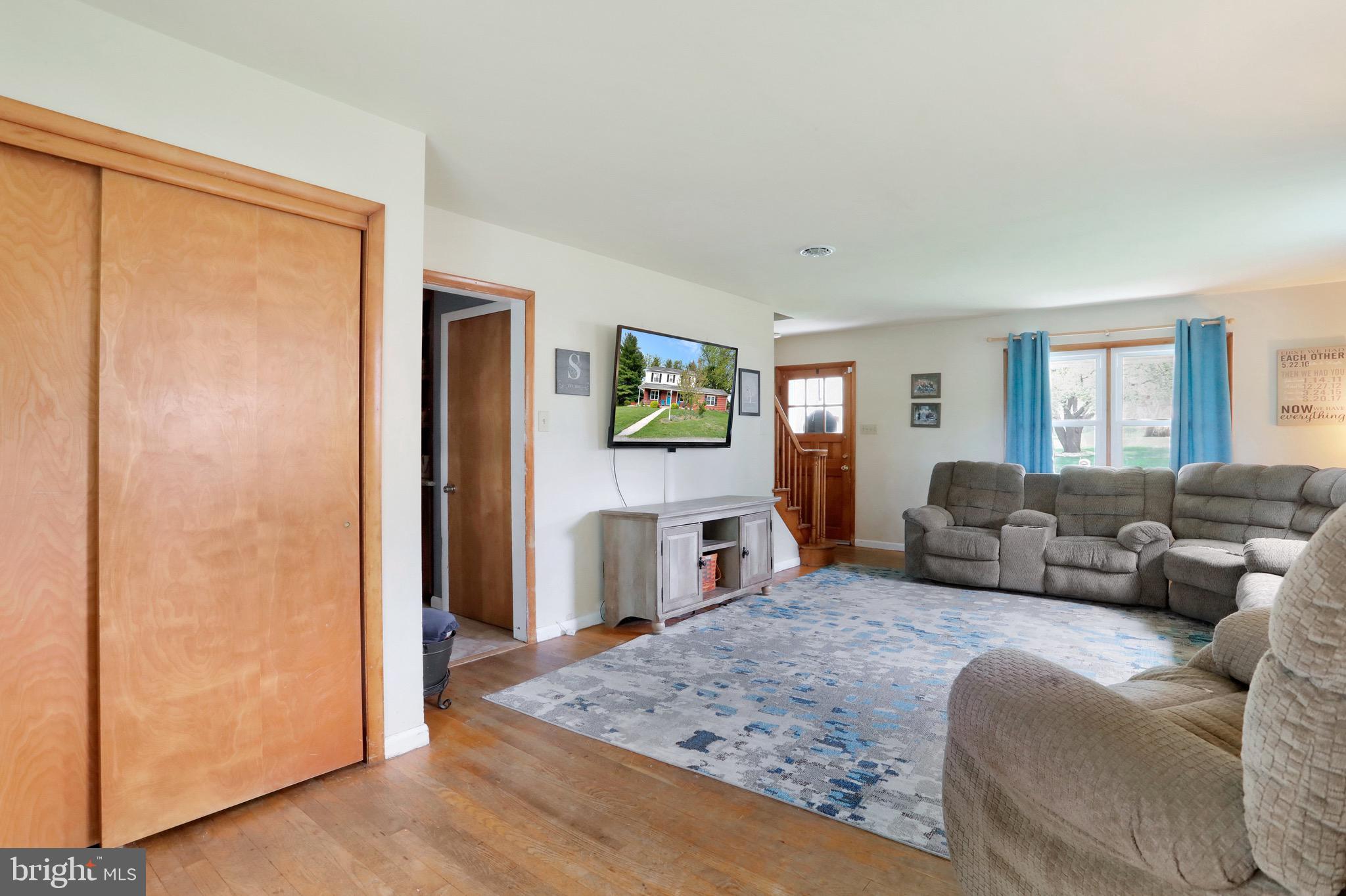 18518 Indian Cottage Road Hagerstown, MD 21742 - Photo 5 of 47 Living rooom