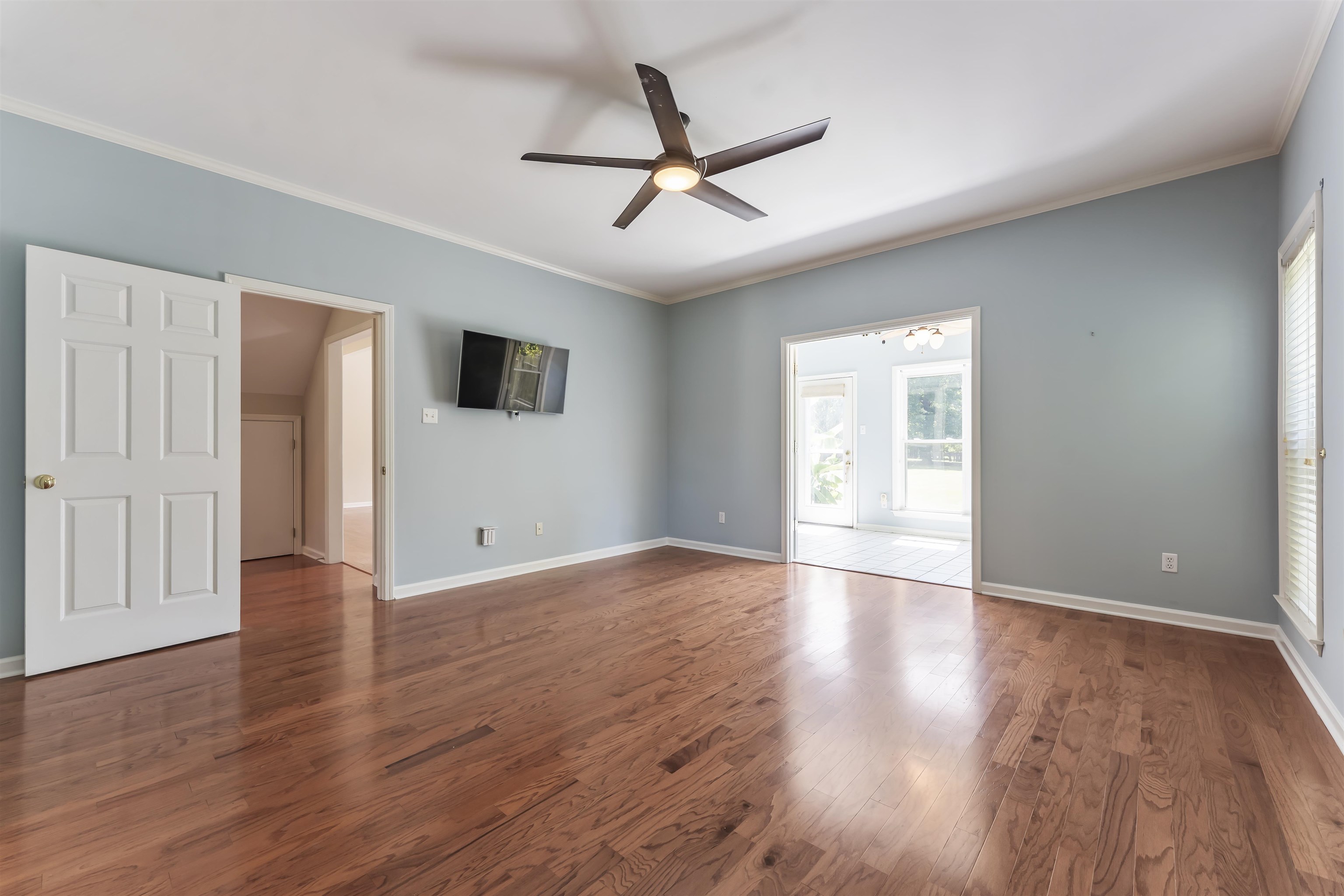 4279 High Plains Road Bartlett, TN 38135 - Photo 15 of 37 Spacious primary bedroom featuring wood-finish flooring, light blue walls, and a vaulted ceiling