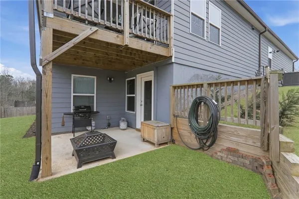 a view of a house with backyard