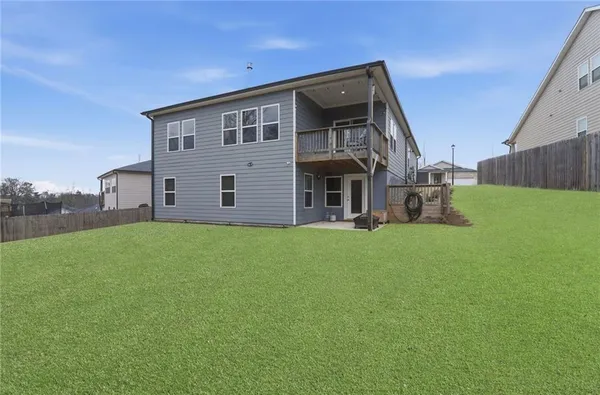 a view of a house with backyard and garden