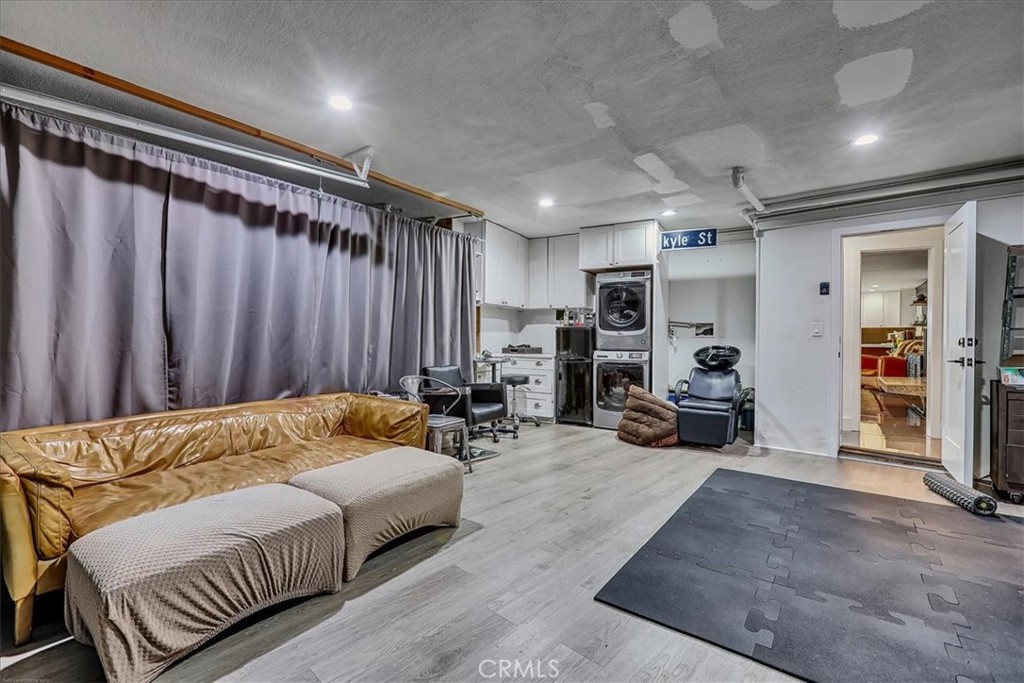 35 Geneva Walk Long Beach, CA 90803 - Photo 57 of 75 a bed room with a bed and a chair