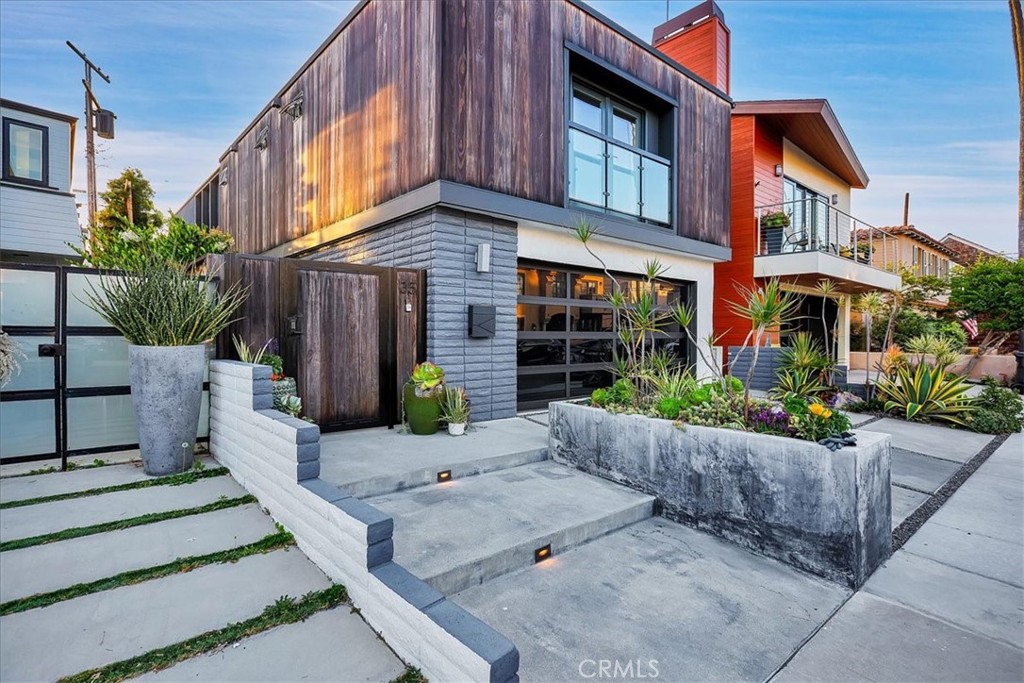 35 Geneva Walk Long Beach, CA 90803 - Photo 6 of 75 a front view of a house with plants
