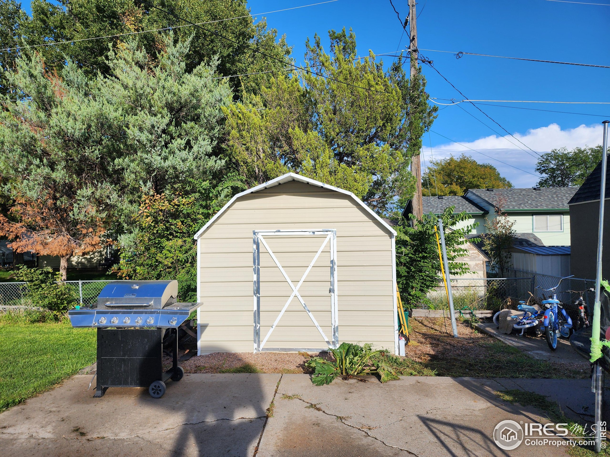 1324 Dawes Street Sterling, CO 80751 - Photo 36 of 39 a backyard of a house with table and chairs