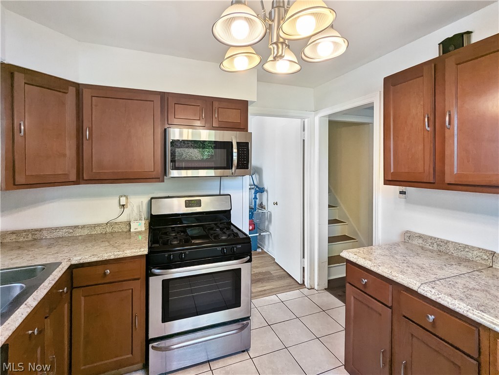 4135 Eastway Road Cleveland, OH 44121 - Photo 2 of 21
