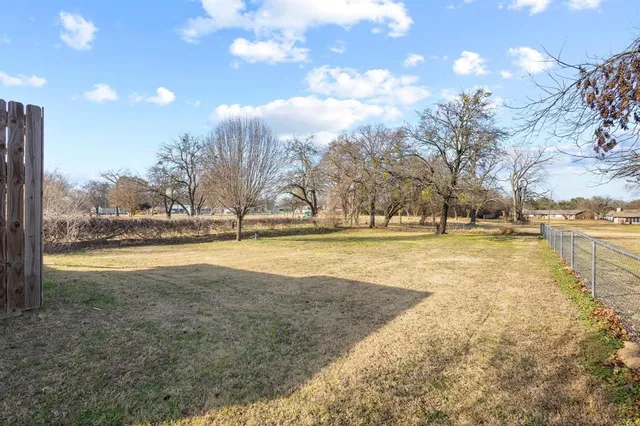 a view of yard with trees