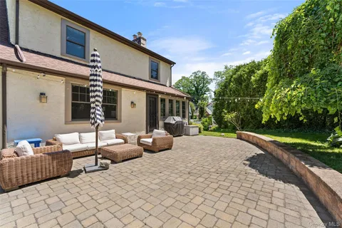 $1,925,000 | 10 Cambridge Court, Larchmont, NY 10538