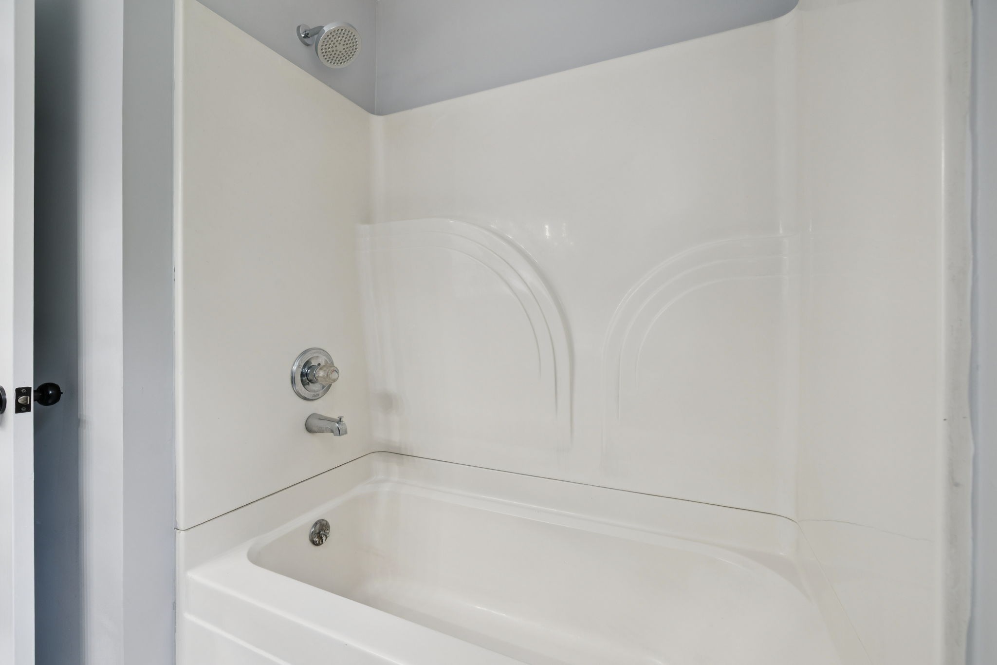2009 7 Mile Ferry Road Clarksville, TN 37040 - Photo 12 of 31 a bathroom with a bathtub