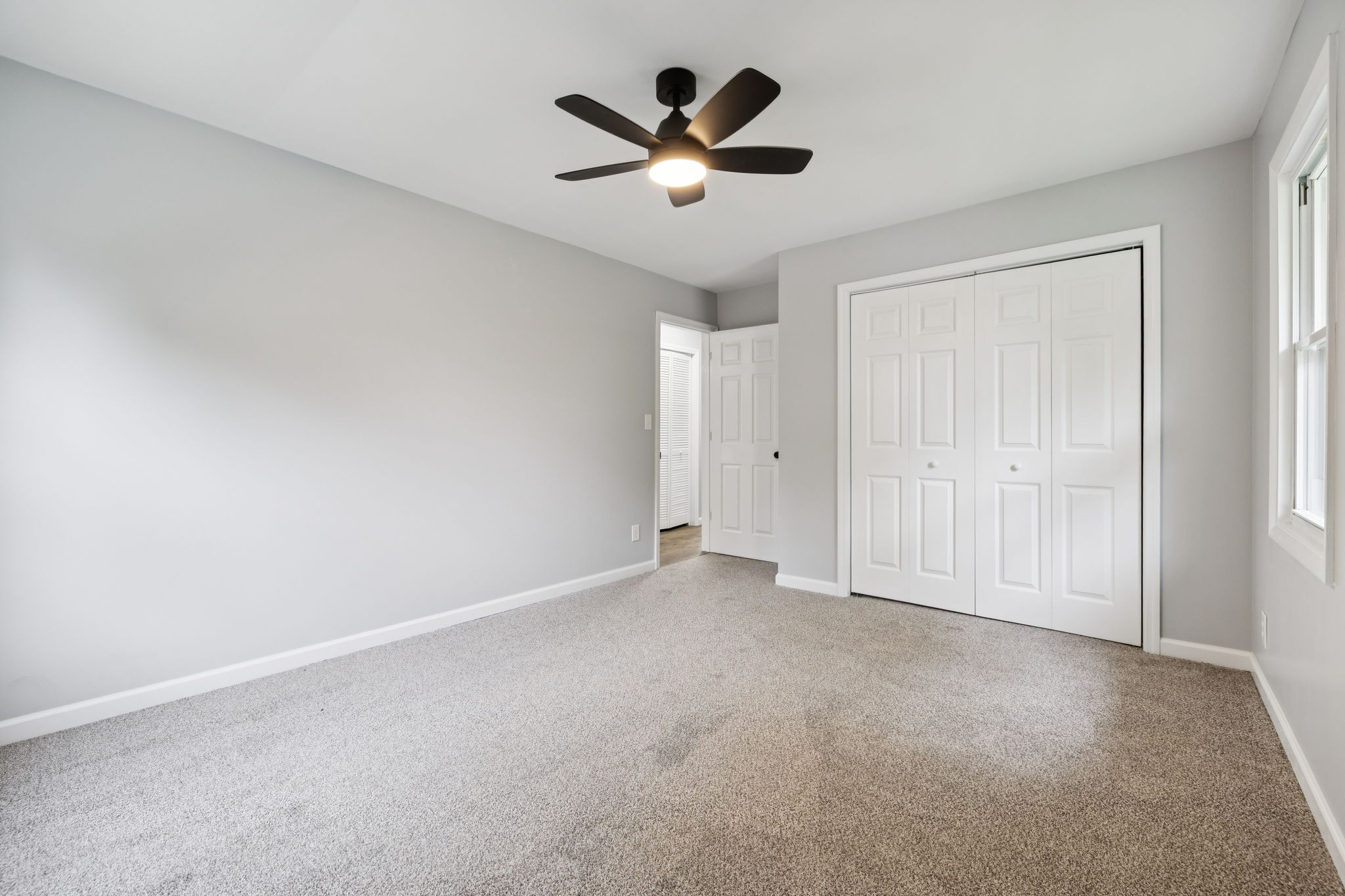 2009 7 Mile Ferry Road Clarksville, TN 37040 - Photo 14 of 31 an empty room with closet and ceiling fan