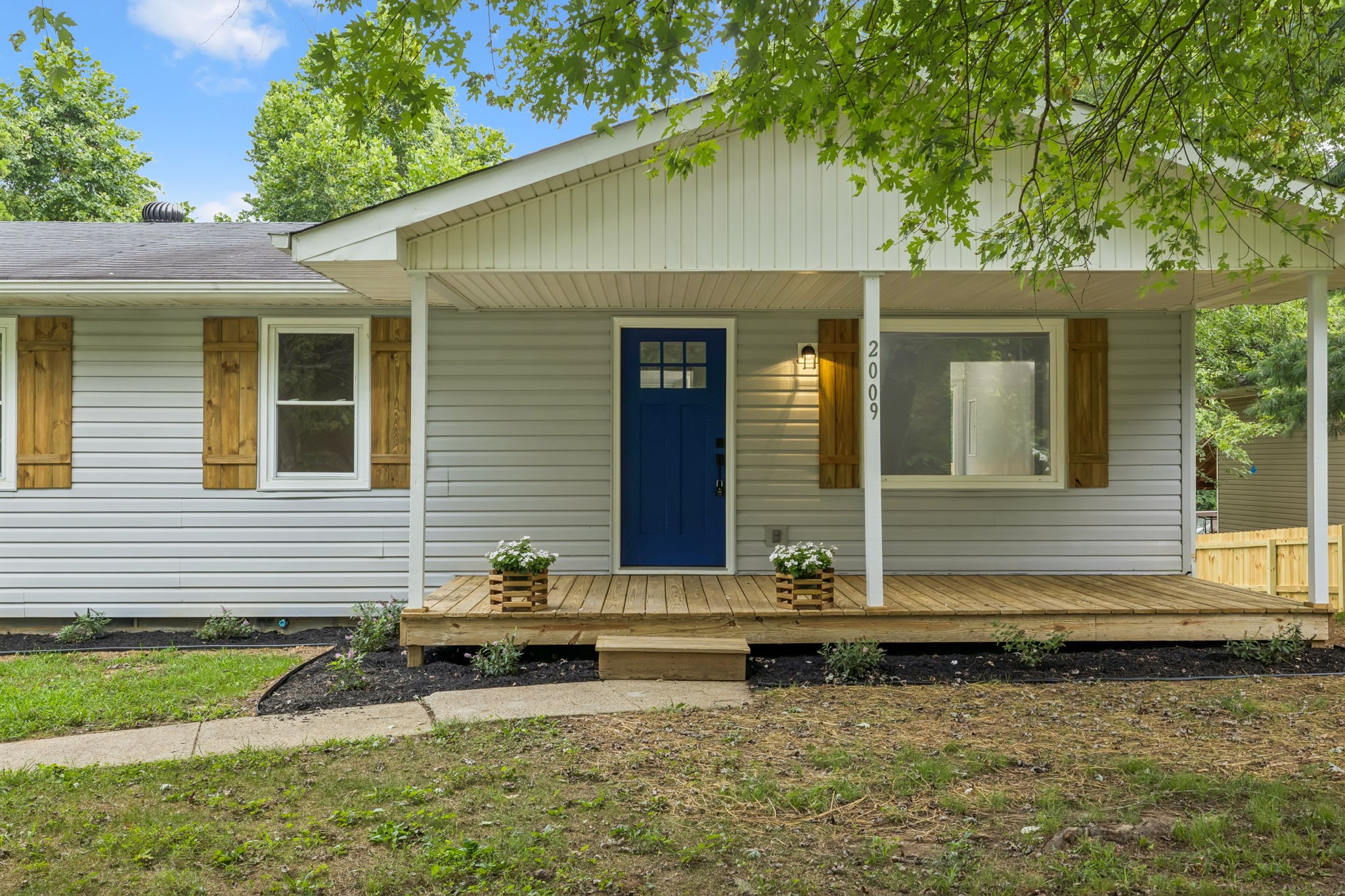 2009 7 Mile Ferry Road Clarksville, TN 37040 - Photo 2 of 31 a front view of a house with garden