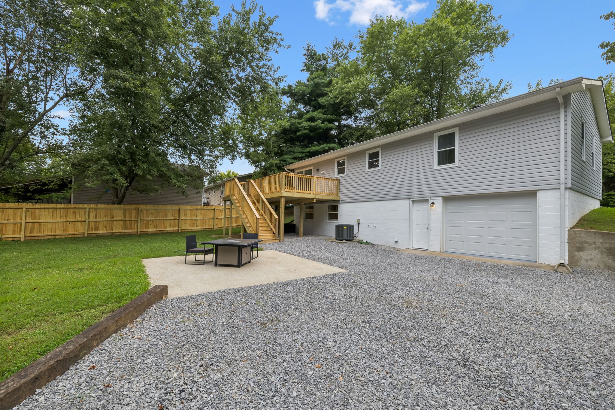 2009 7 Mile Ferry Road Clarksville, TN 37040 - Photo 24 of 31 a view of a house with a park