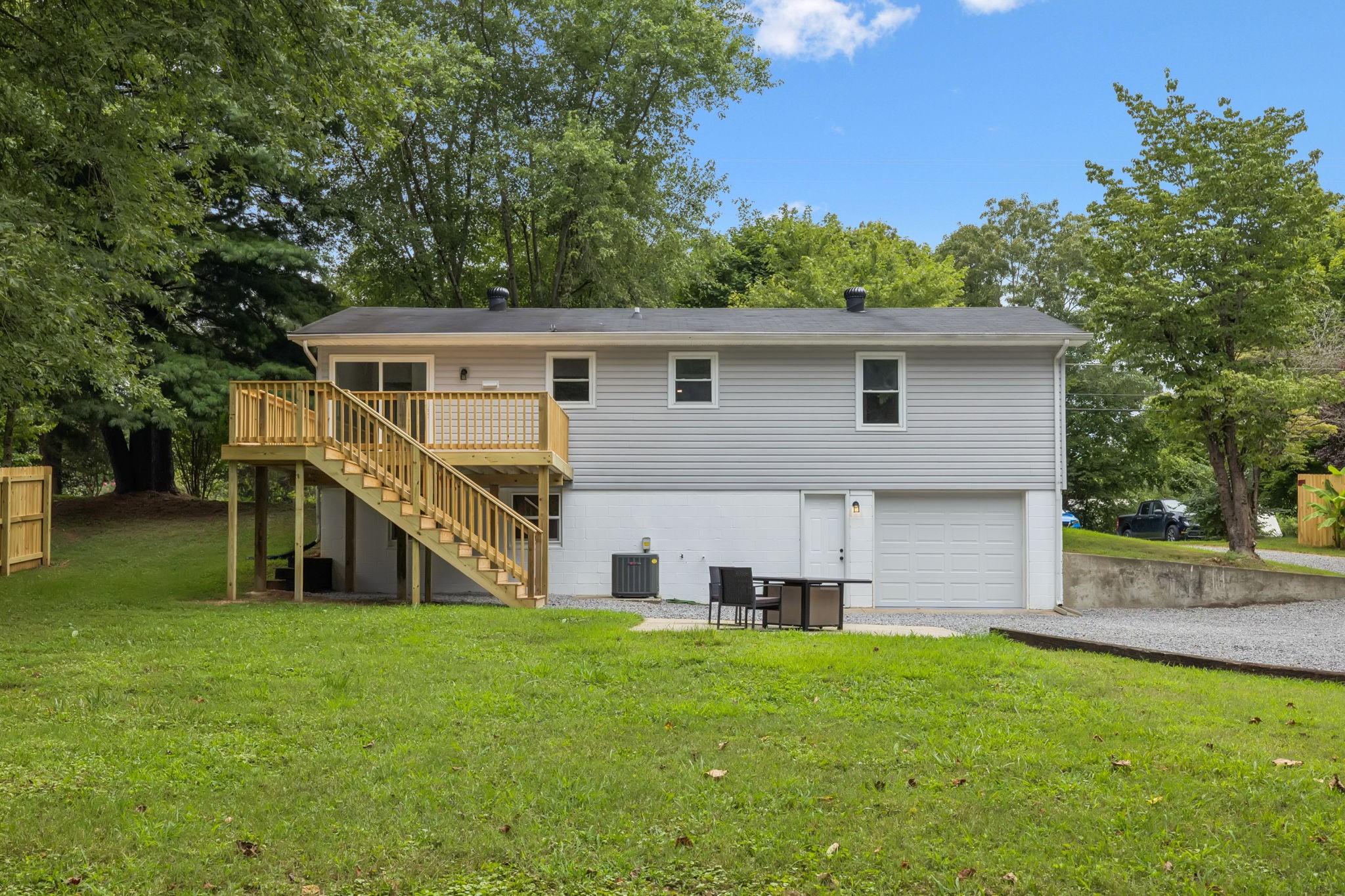 2009 7 Mile Ferry Road Clarksville, TN 37040 - Photo 27 of 31 a house view with a garden space