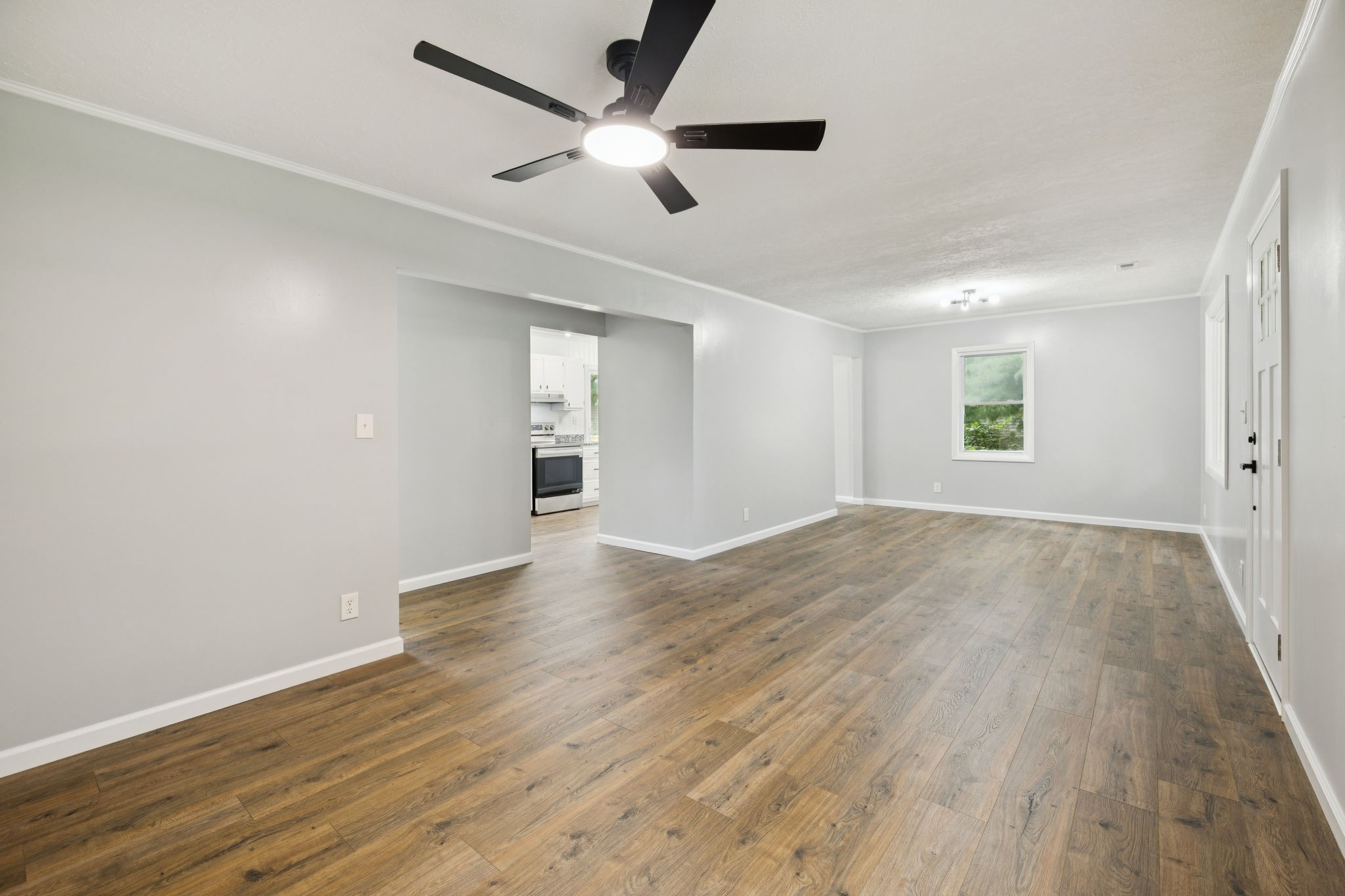 2009 7 Mile Ferry Road Clarksville, TN 37040 - Photo 4 of 31 an empty room with wooden floor and windows