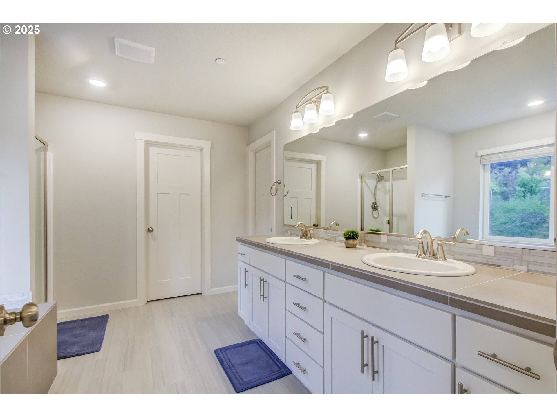 6750 North 89th Loop Camas, WA 98607 - Photo 28 of 36 Owner's Suite Bathroom