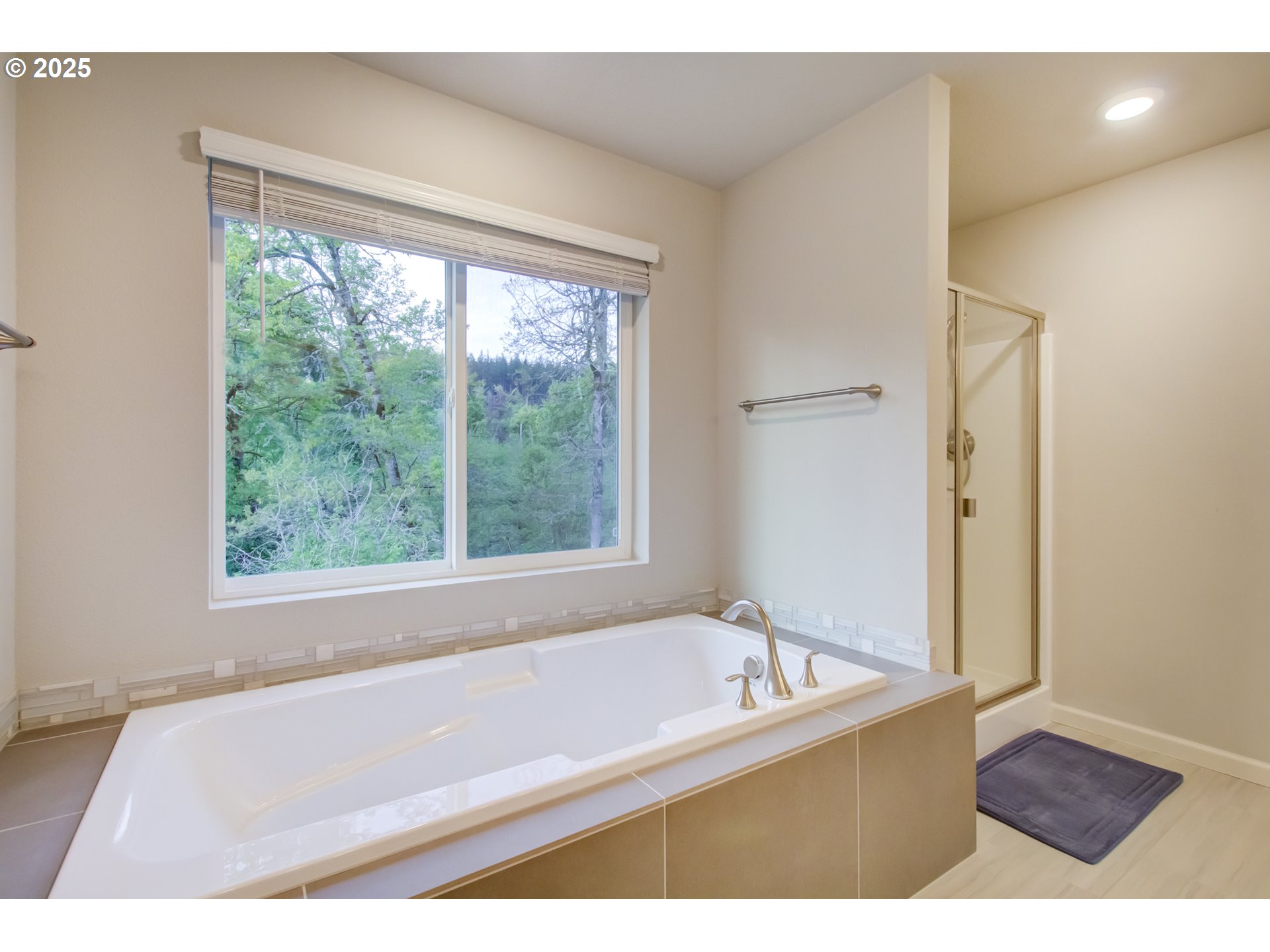6750 North 89th Loop Camas, WA 98607 - Photo 29 of 36 Owner's Suite Bathroom