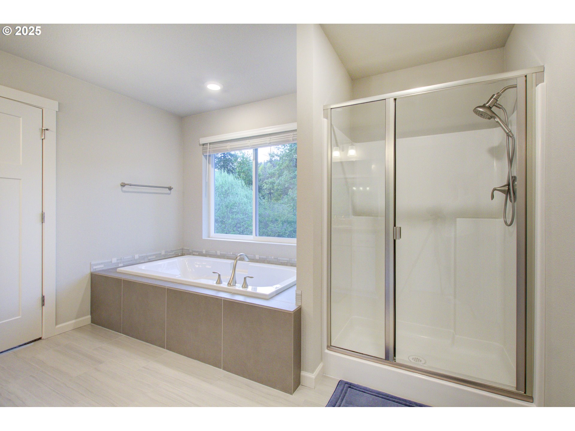 6750 North 89th Loop Camas, WA 98607 - Photo 30 of 36 Owner's Suite Bathroom