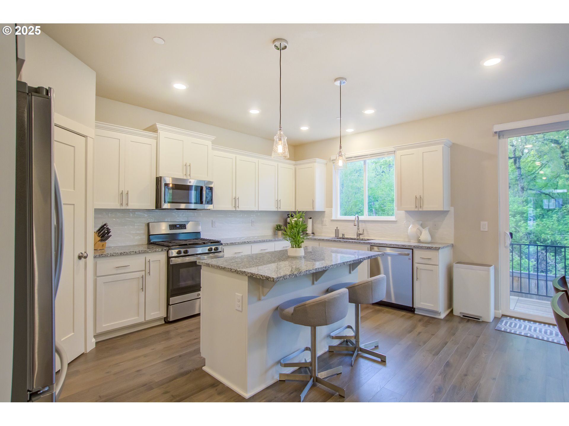6750 North 89th Loop Camas, WA 98607 - Photo 4 of 36 Kitchen