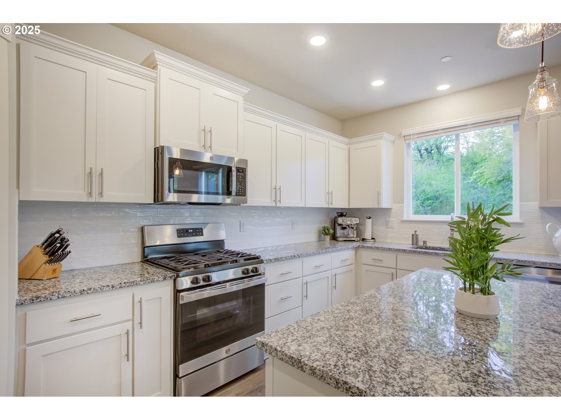6750 North 89th Loop Camas, WA 98607 - Photo 5 of 36 Kitchen