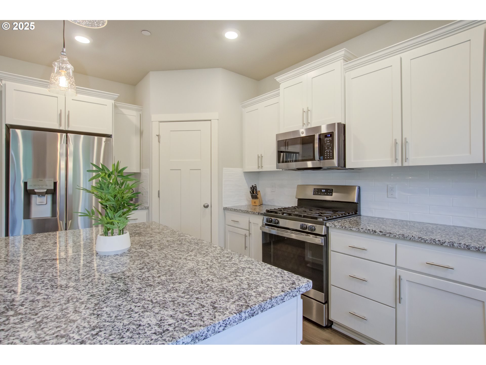 6750 North 89th Loop Camas, WA 98607 - Photo 6 of 36 Kitchen
