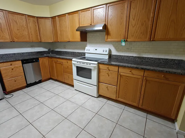 $1,900 | 2600 Brookwood Way Drive, Unit 214, Rolling Meadows, IL 60008