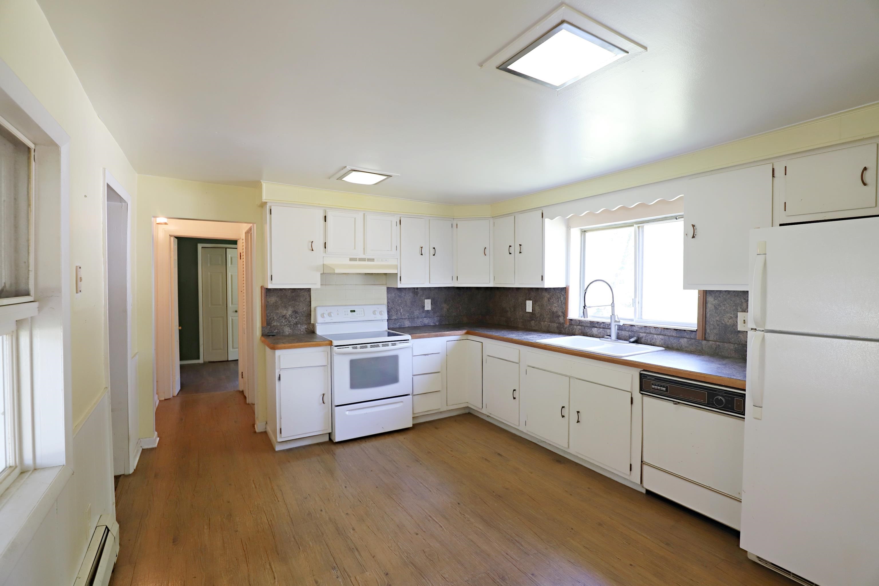 825 East River Road Flushing, MI 48433 - Photo 15 of 32