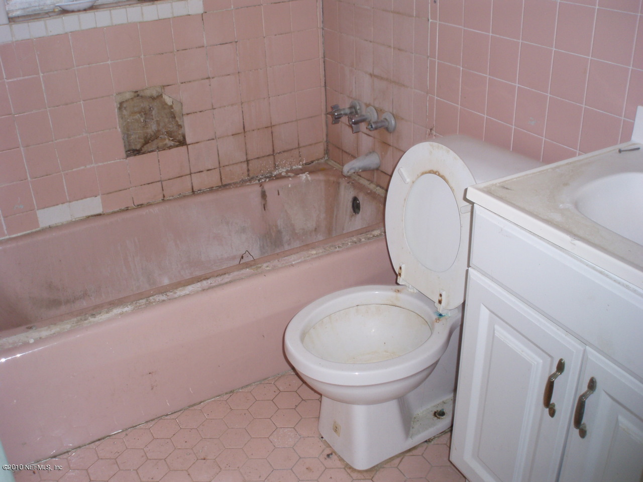6957 Welland Road Jacksonville, FL 32209 - Photo 2 of 4 BATHROOM