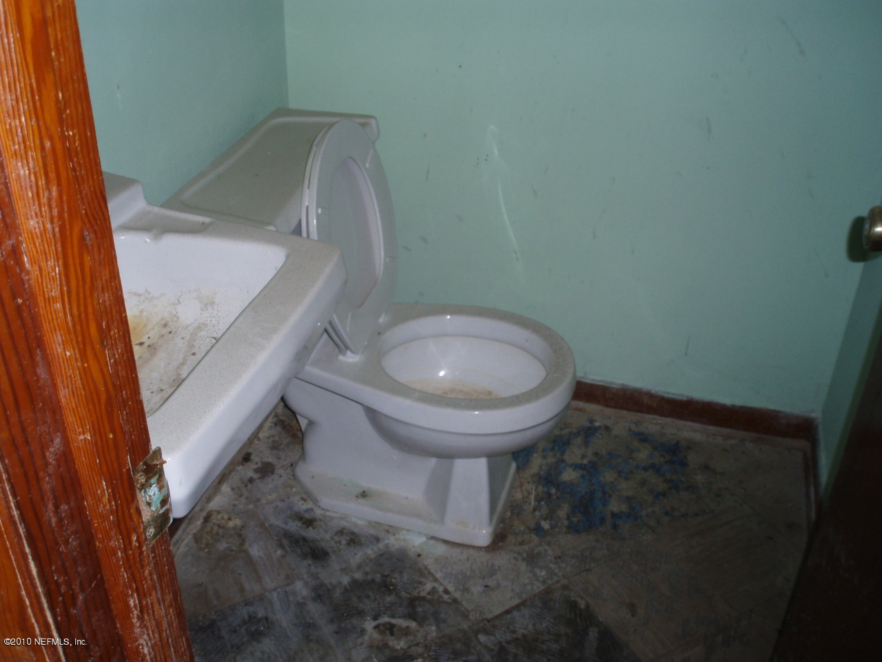 6957 Welland Road Jacksonville, FL 32209 - Photo 3 of 4 BATHROOM #2