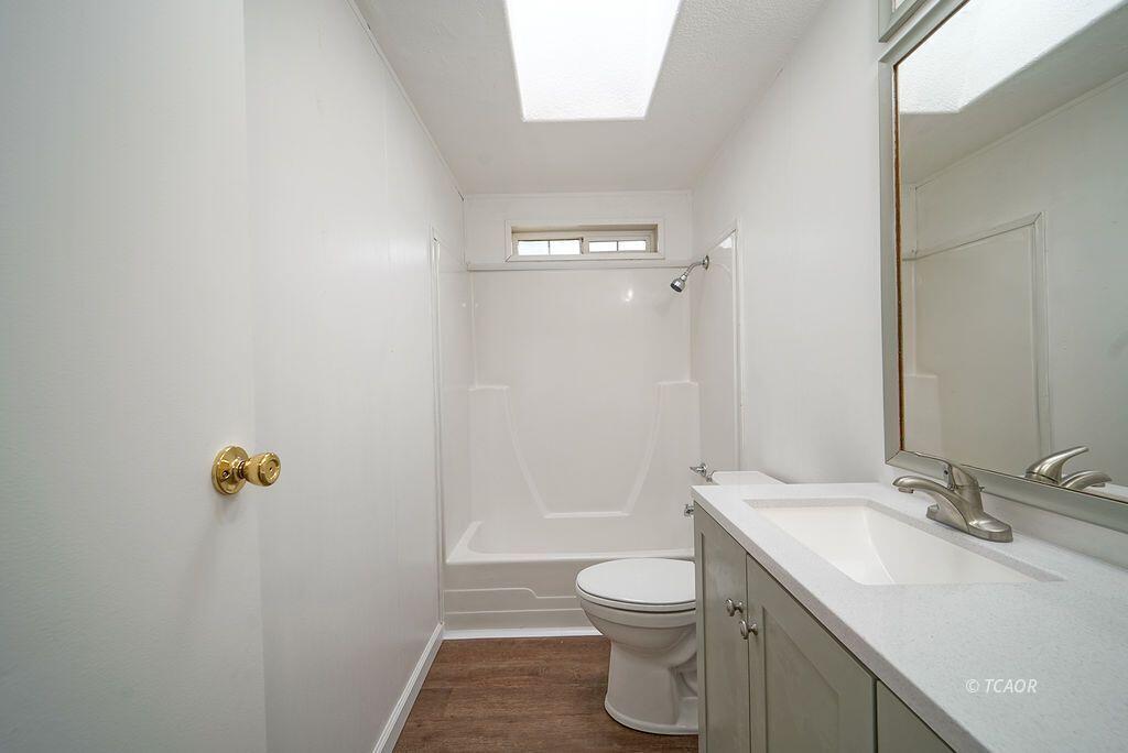 1291 Red Hill Road Junction City, CA 96048 - Photo 36 of 42 guest bath